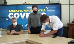 Prefeito sanciona lei para aquisição de vacinas contra a Covid-19