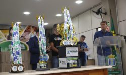 Entrega da premiação a vencedores do 1º Campeonato de Free Fire em Cascavel