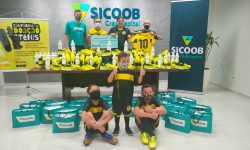 Equipe Atletas de Jesus recebe doações arrecadadas na campanha do FC Cascavel com o Sicoob