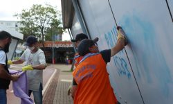 Defesa Civil e Transitar removem pichações de abrigos de ônibus