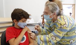 Crianças recebem a vacina da Covid-19 nas escolas Municipais