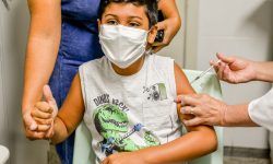 Crianças de cinco até 11 anos podem ser vacinadas contra Covid-19 nesta terça-feira (19)